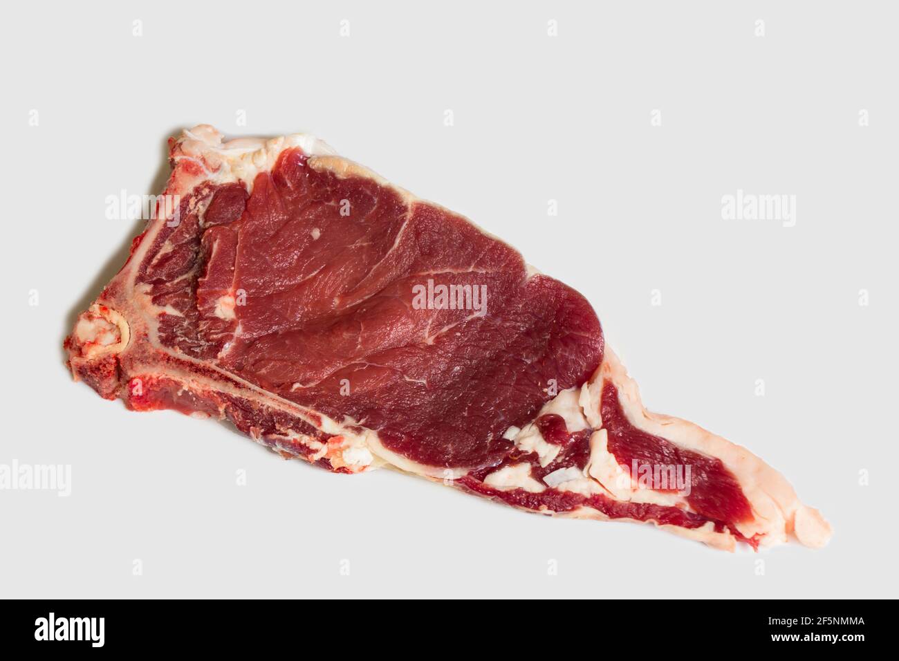 Frisches, rohes Rindersteak. Close-up-Steak mit Rippenauge, isoliert auf weißem Hintergrund und Schnittpfad. Stockfoto