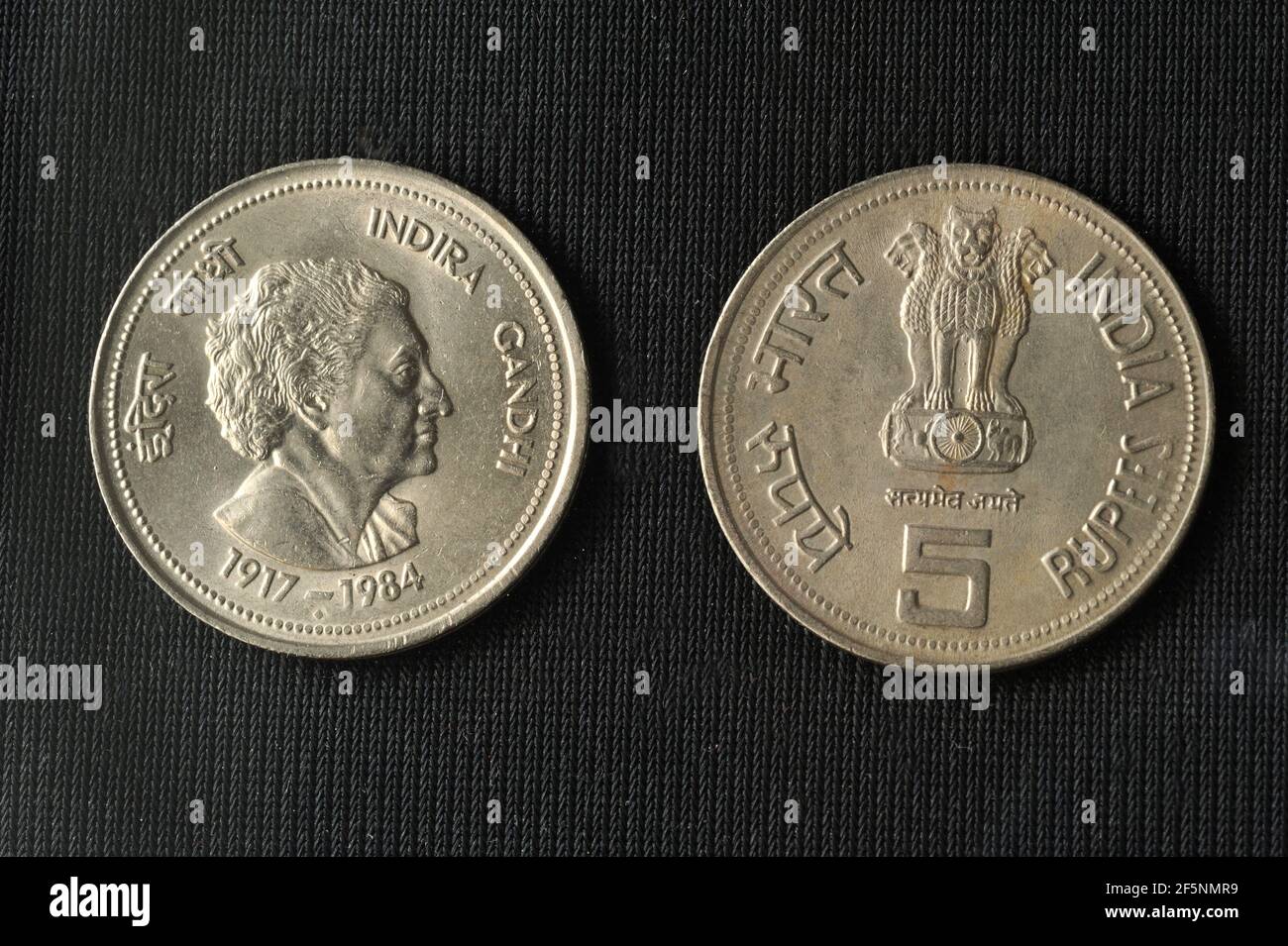 Mumbai Maharashtra Indien Asien März 21 2021 Reserve Bank of indien-Gesicht von Indira Gandhi auf alter fünf-Rupien-Münze 1917-1984 indische Währung Stockfoto