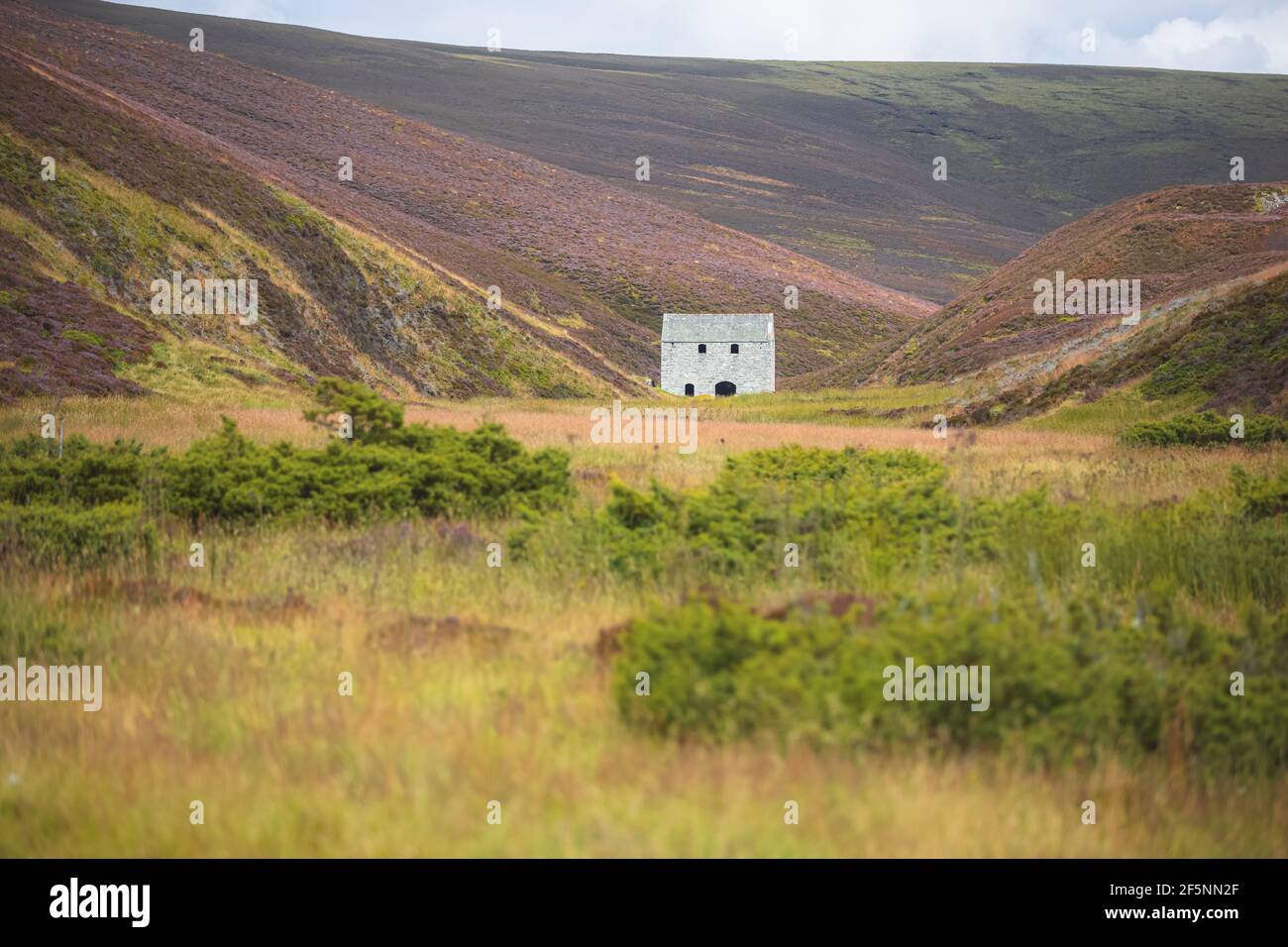 Eine alte verlassene Bergbaustätte, Lecht Mine, in den sanften Hügeln landsacpe des Cairngorms National Park, in den schottischen Highlands von Scotlan Stockfoto