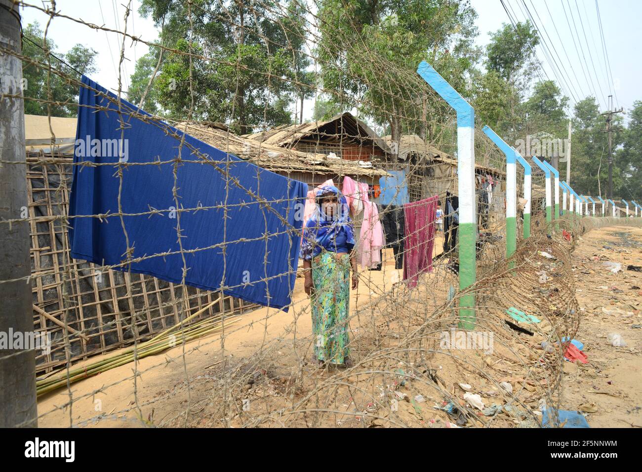 Bangladesch verteidigt den Einsatz von Zäunen nach dem tödlichen Brand des Rohingya-Lagers im Ukhia rohingya-Flüchtlingslager in Cox'x Bazar, Bangladesch. Internationale Humanitaria Stockfoto