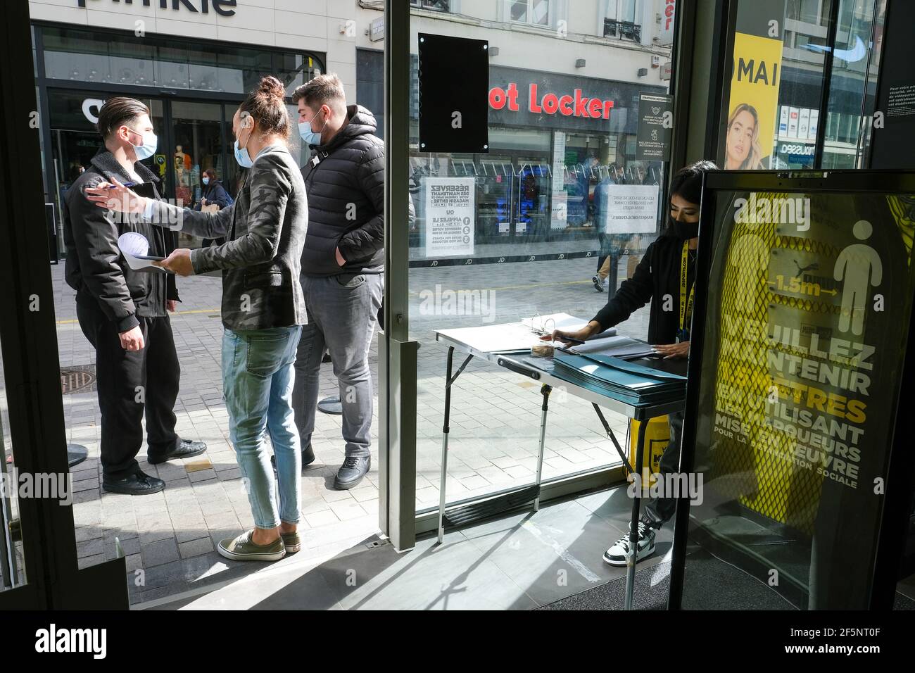 Abbildung zeigt ein Schild an der Tür eines Geschäfts, dass ein Termin erforderlich ist, Samstag, 27. März 2021 in Brüssel. Von heute an nicht-essentia Stockfoto