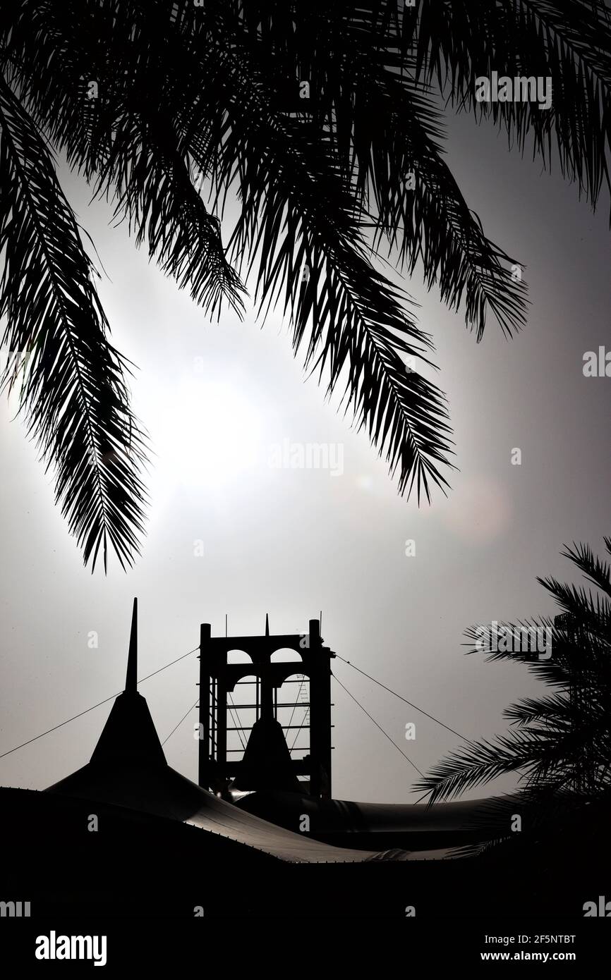 Sakhir, Bahrain. März 2021, 27th. Rundgangatmosphäre - Sonnenuntergang. Großer Preis von Bahrain, Samstag, 27th. März 2021. Sakhir, Bahrain. Quelle: James Moy/Alamy Live News Stockfoto