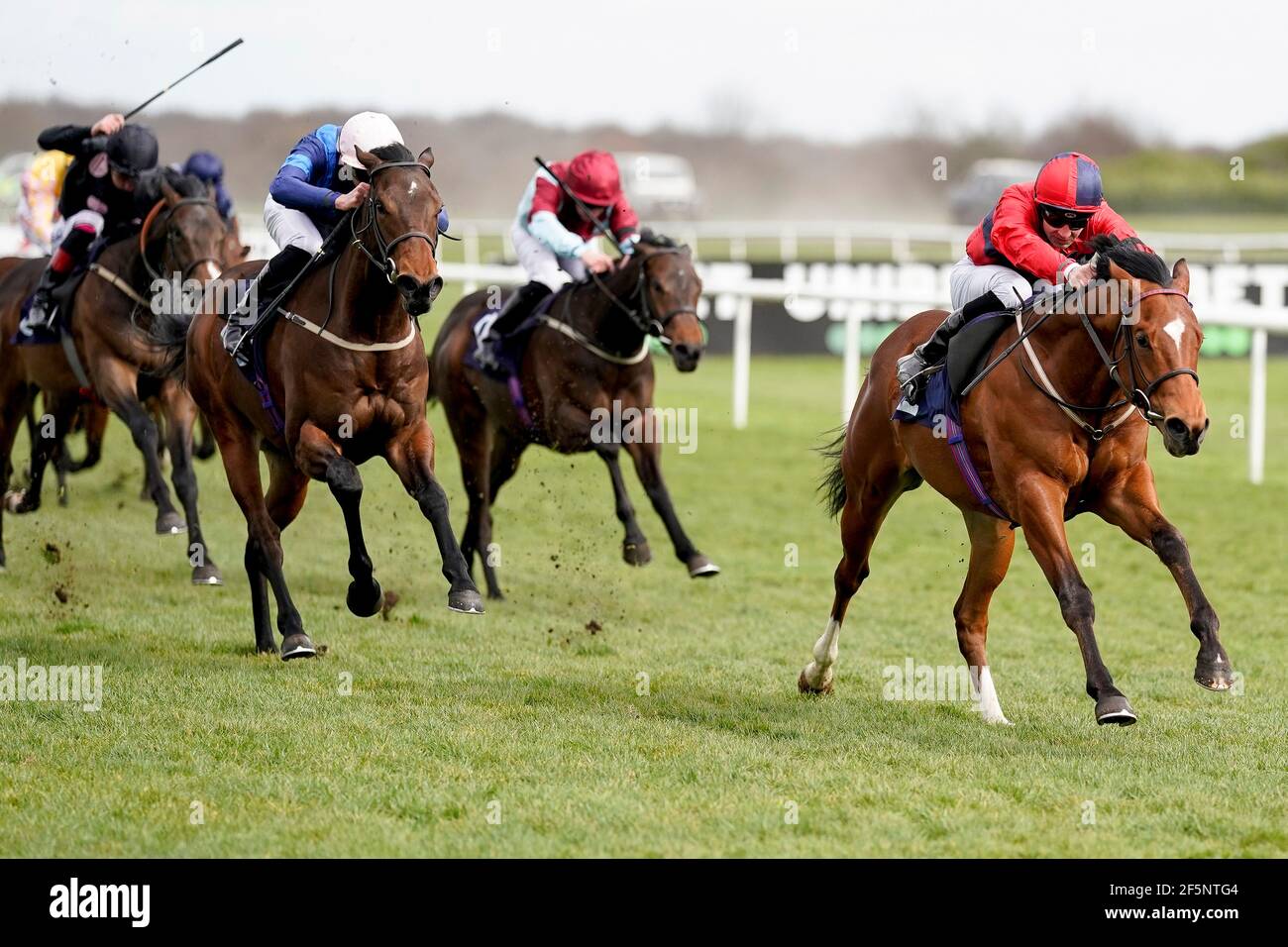 Chipotle mit Charlie Bishop gewinnt den Unibet Brocklesby Conditions Stakes auf der Doncaster Racecourse. Bilddatum: Samstag, 27. März 2021. Stockfoto