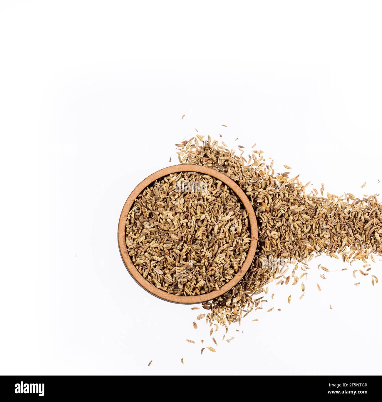 Foeniculum vulgare - Fenchelsamen in einer Holzschale Stockfoto
