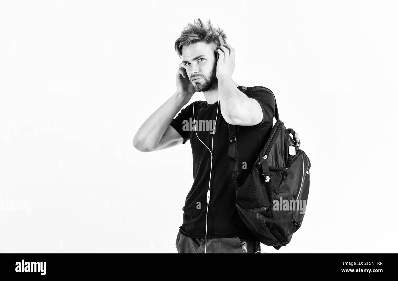 Rhythmische Melodie Konzept. Mann zerzauste Frisur tragen Kunststoff-Kopfhörer Gadget. Genießen Sie Musik überall. Jugendmusik Geschmack. Musik herunterladen Stockfoto