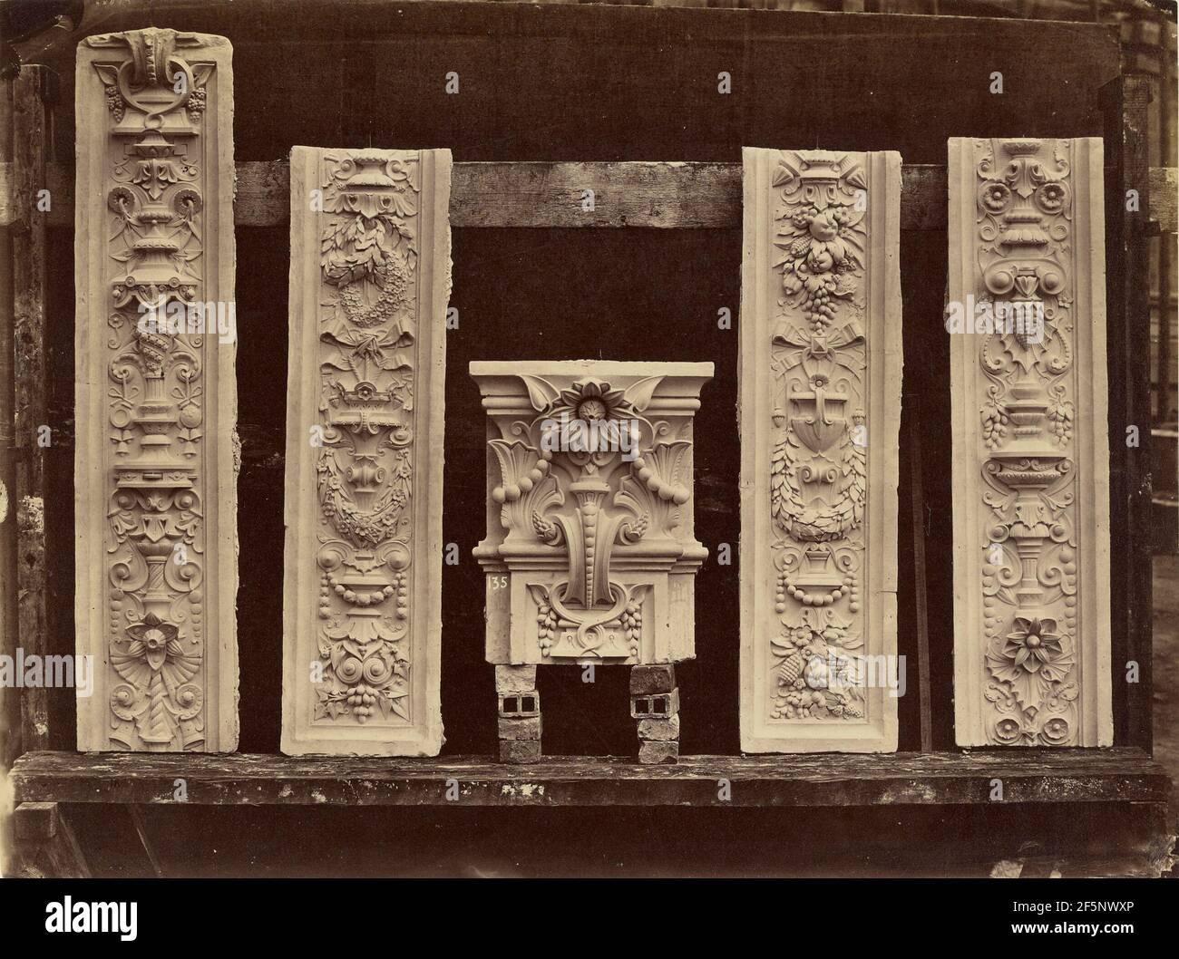 Pilastres du Grand Foyer. Arabesken et chapiteau.. Louis-Émile Durandelle (Französisch, 1839 - 1917) Stockfoto