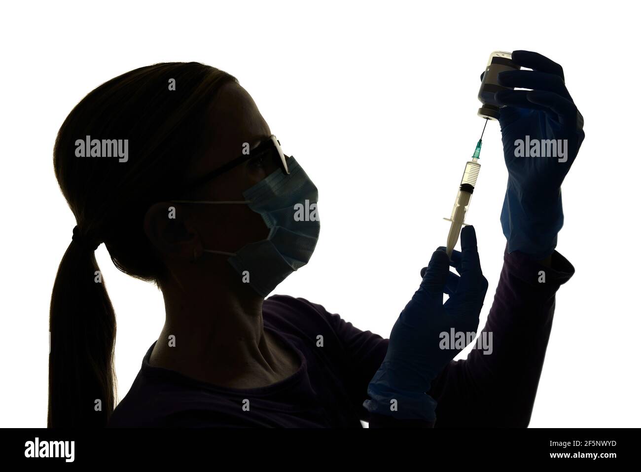 Krankenschwester bereitet sich auf die Impfung eines Patienten mit einem Coronavirus-Impfstoff vor, der vor weißem Hintergrund silhouettiert wird Stockfoto