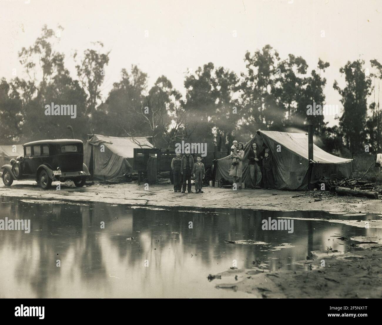 Regnerischer Tag im Lager der migrantischen Erbsenpicker, Nipomo, Kalifornien. Dorothea Lange (Amerikanisch, 1895 - 1965) Stockfoto