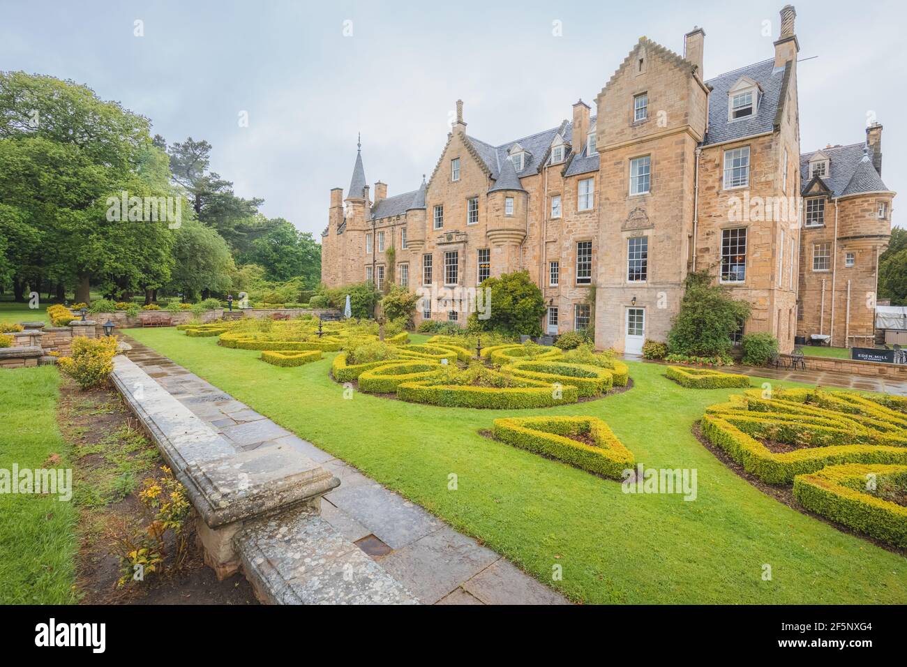 Musselburgh, Schottland - Juni 5 2019: Landschaftsgärten und Herrenhaus des historischen Carberry Tower Mansion House aus dem 15th. Jahrhundert in Musselburgh, Schottland Stockfoto