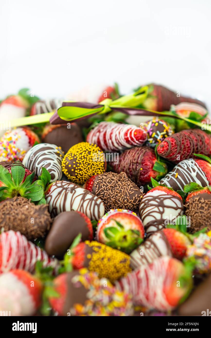 Luxus Geschenk von Schokolade bedeckt Hand dekoriert Erdbeeren mit Kopie Platz Stockfoto