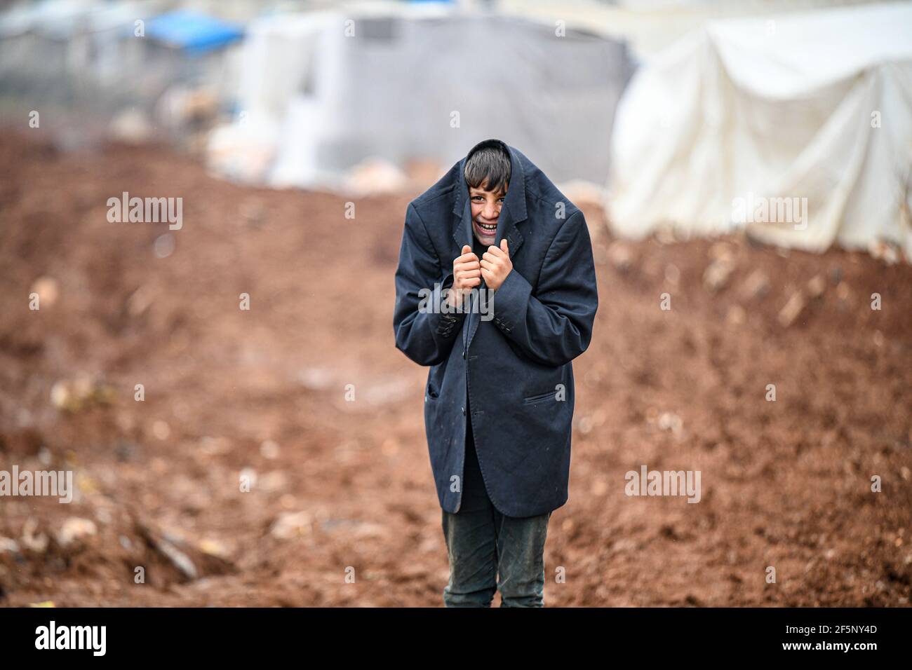 Atmeh, Idlib, Syrien 17. Februar 2021 schwierige humanitäre Bedingungen für Vertriebene in den Atma-Lagern an der syrisch-türkischen Grenze nach einem Regensturm, der die Straßen in Schlammbecken verwandelte Stockfoto