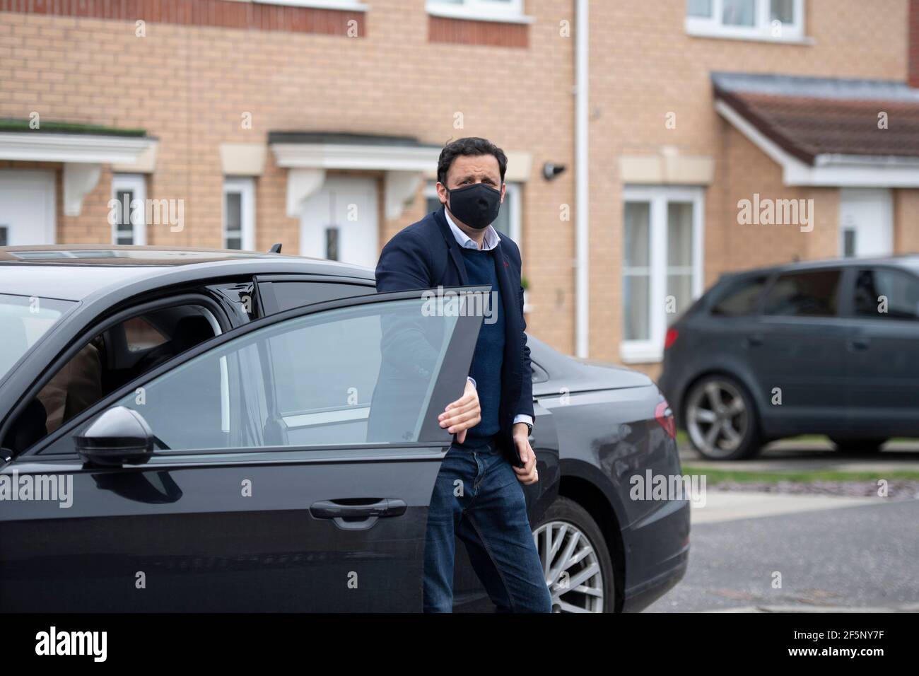 Glasgow, Schottland, Großbritannien. März 2021, 27th. IM BILD: Anas Sarwar MSP, Vorsitzender der Scottish Labour Party, übergab Wahlkampfflugblätter in der Nachbarschaft für die bevorstehenden Holyrood-Wahlen 2021. Quelle: Colin Fisher/Alamy Live News Stockfoto