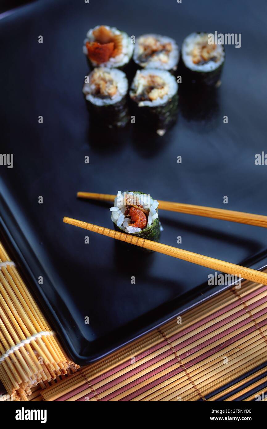 Buntes Gericht mit hausgemachtem Fisch-Sushi Stockfoto