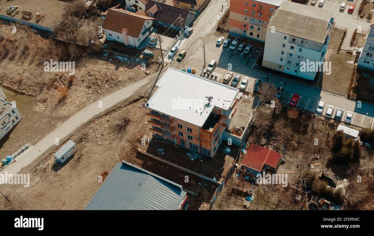 Luftaufnahme eines Wohnhauses mit Flachdach in der Konstruktion, ballastierte Anlage mit Geotextil, PVC oder EPDM Membran Stockfoto