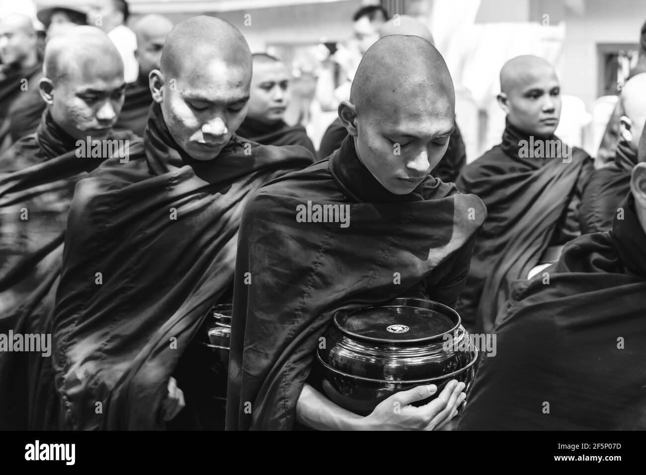 Die tägliche Prozession von Mönchen aus dem Kloster Mahaghandaron (Mahagandhayon) auf dem Weg zu den Mittagessen Hall, Amarapura, Mandalay, Myanmar. Stockfoto