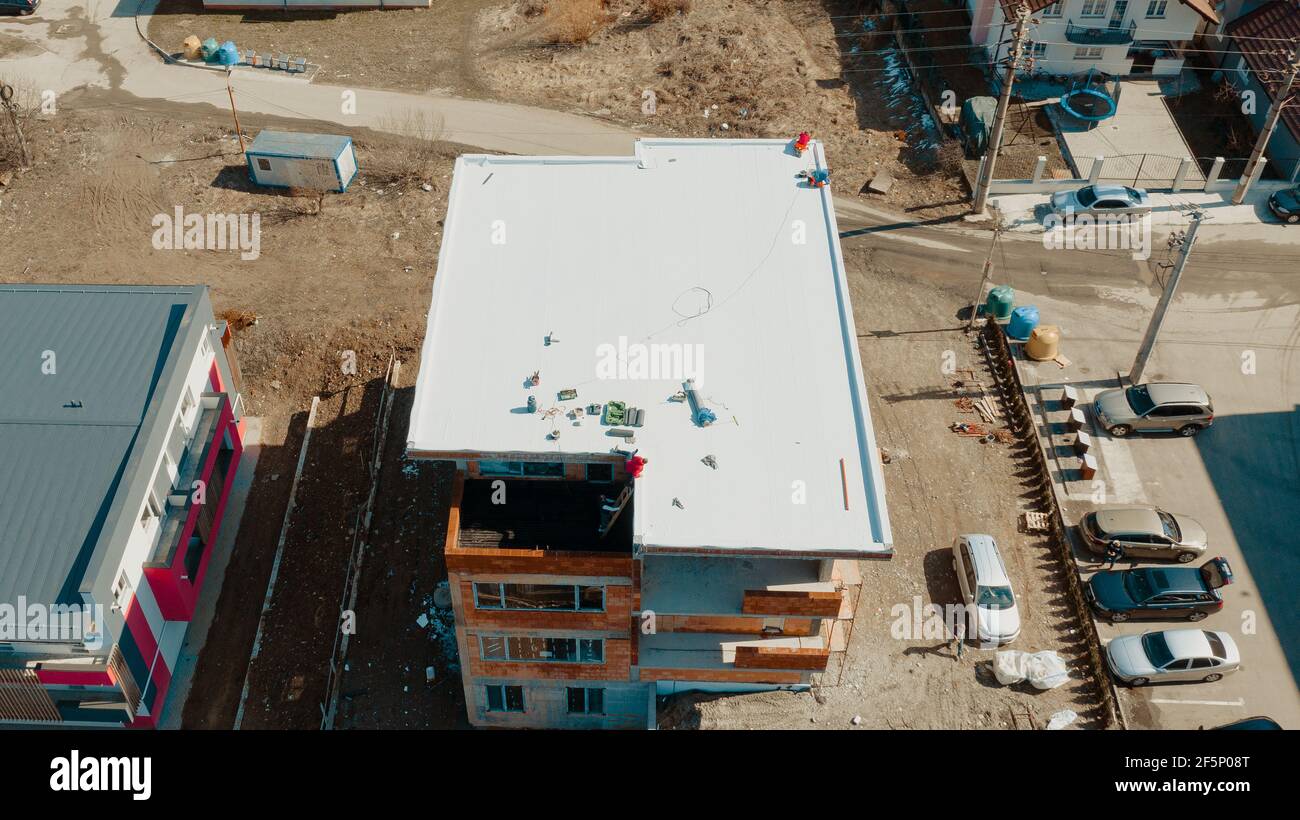 Luftaufnahme eines Wohnhauses mit Flachdach in der Konstruktion, ballastierte Anlage mit Geotextil, PVC oder EPDM Membran Stockfoto