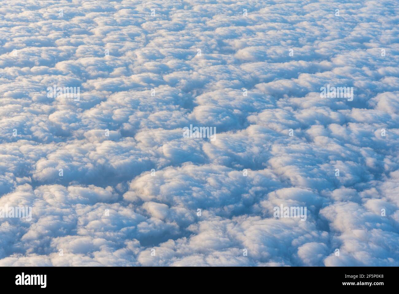 Wolkenlandschaft Tapete mit weißen und blauen geschwollenen Wolken. Stockfoto