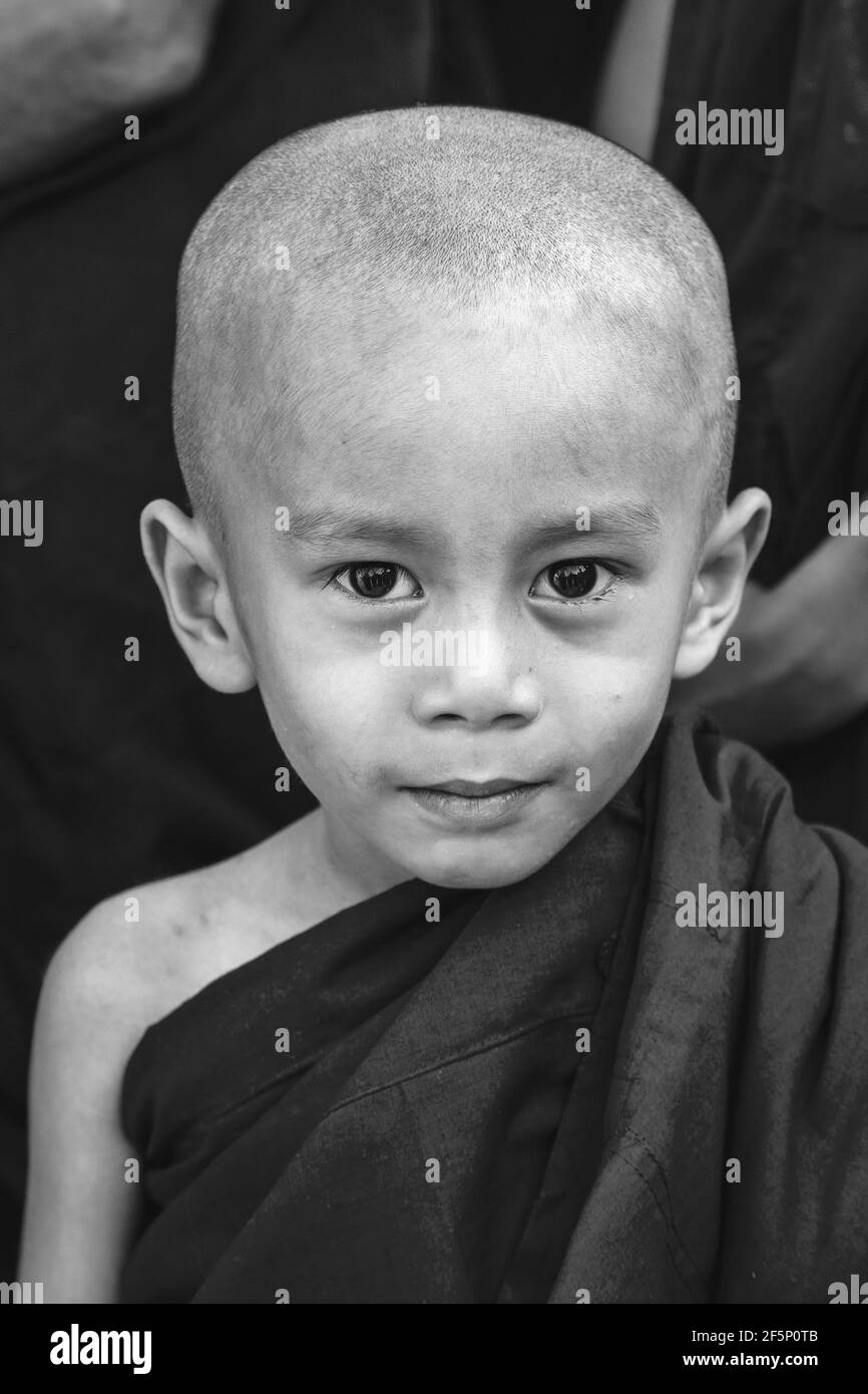 Ein Porträt von einem Anfänger Mönch an der Shwedagon Pagode, Yangon, Myanmar. Stockfoto