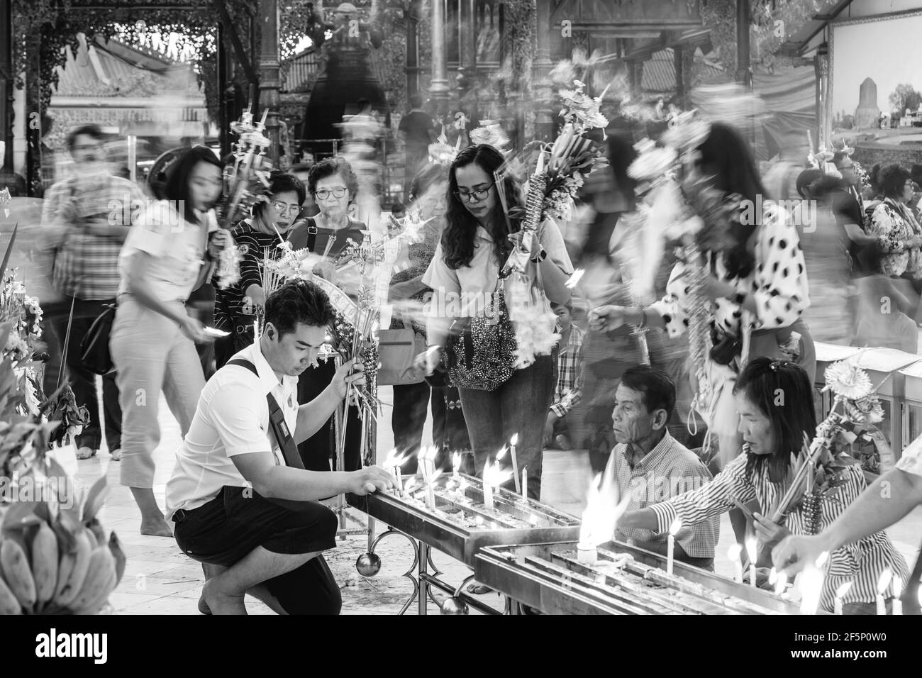 Birmanische Volk an der Shwedagon Pagode, Yangon, Myanmar zu beten. Stockfoto