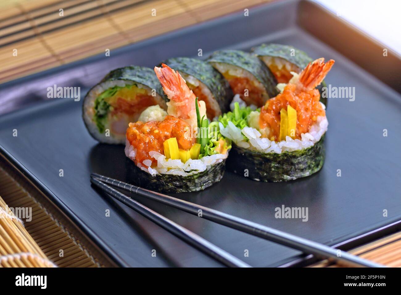 Sushi-Rolle serviert als traditionelles asiatisches Gericht Stockfoto