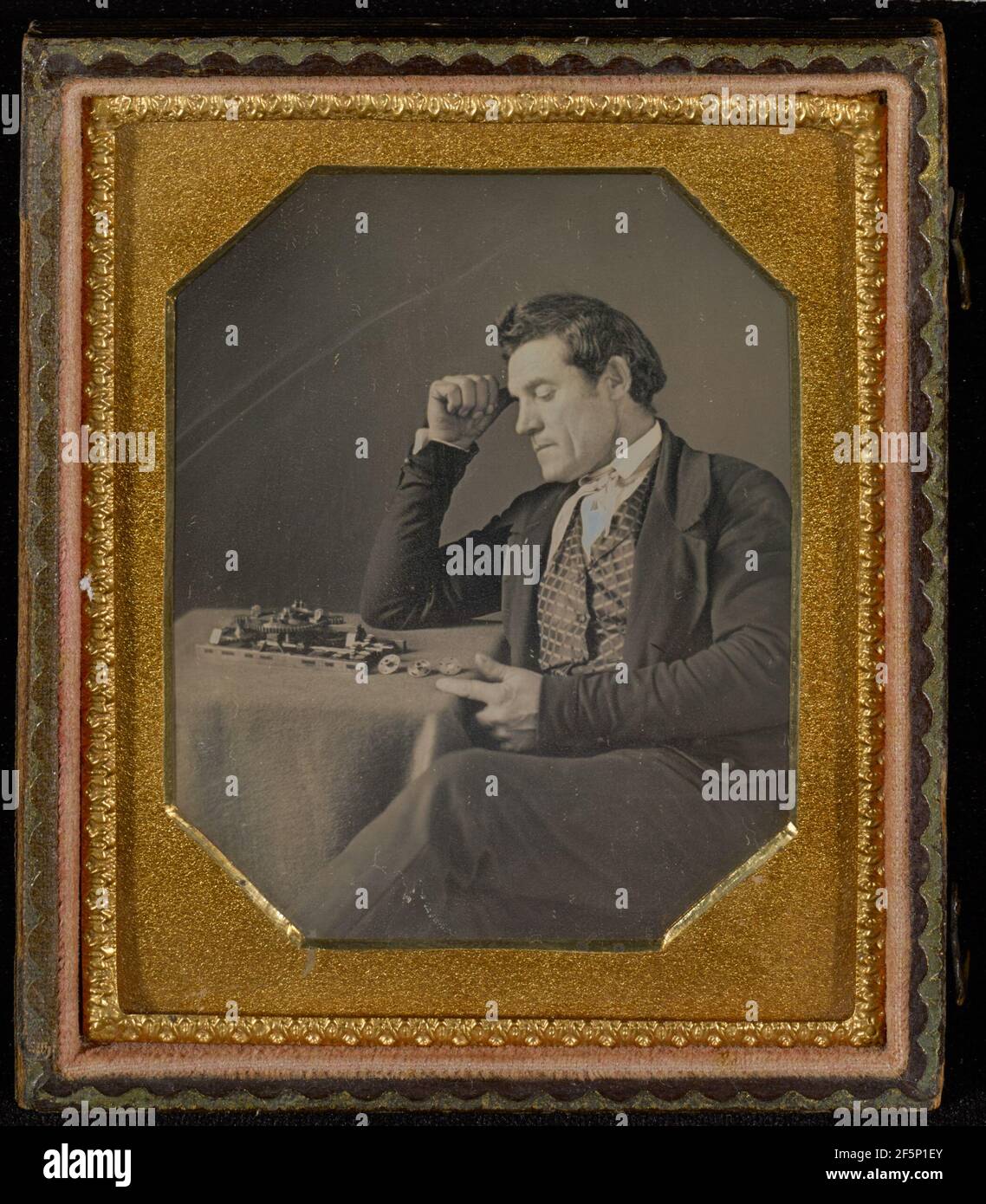 Mann mit einer primitiven Rechenmaschine. Unbekannter Hersteller, Amerikaner Stockfoto