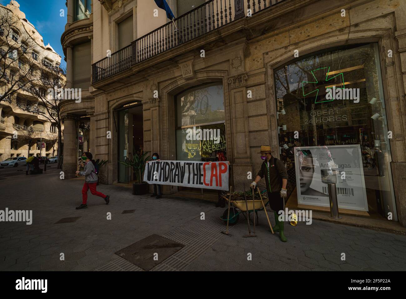 Barcelona, Spanien. März 2021, 27th. Aktivisten der Animal Rebellion demonstrieren mit ihren Plakaten vor der Vertretung der Europäischen Kommission gegen ihre GAP (Gemeinsame Agrarpolitik) Quelle: Matthias Oesterle/Alamy Live News Stockfoto