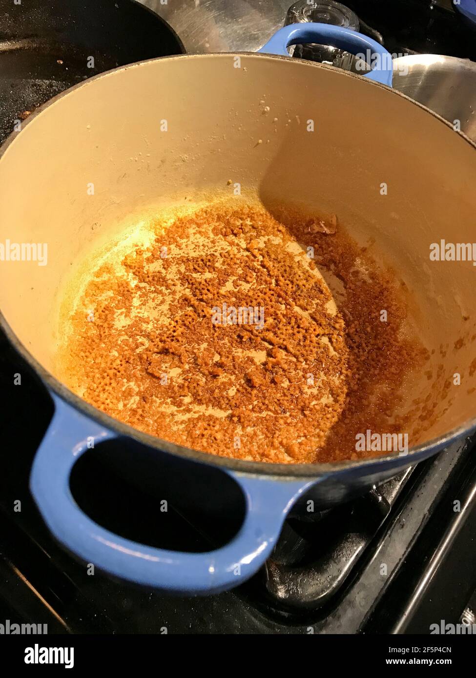 Gebräunte Milch Feststoffe in Kochtopf nach der Herstellung hausgemachte  indische Ghee Butter zum Kochen zu verwenden Stockfotografie - Alamy