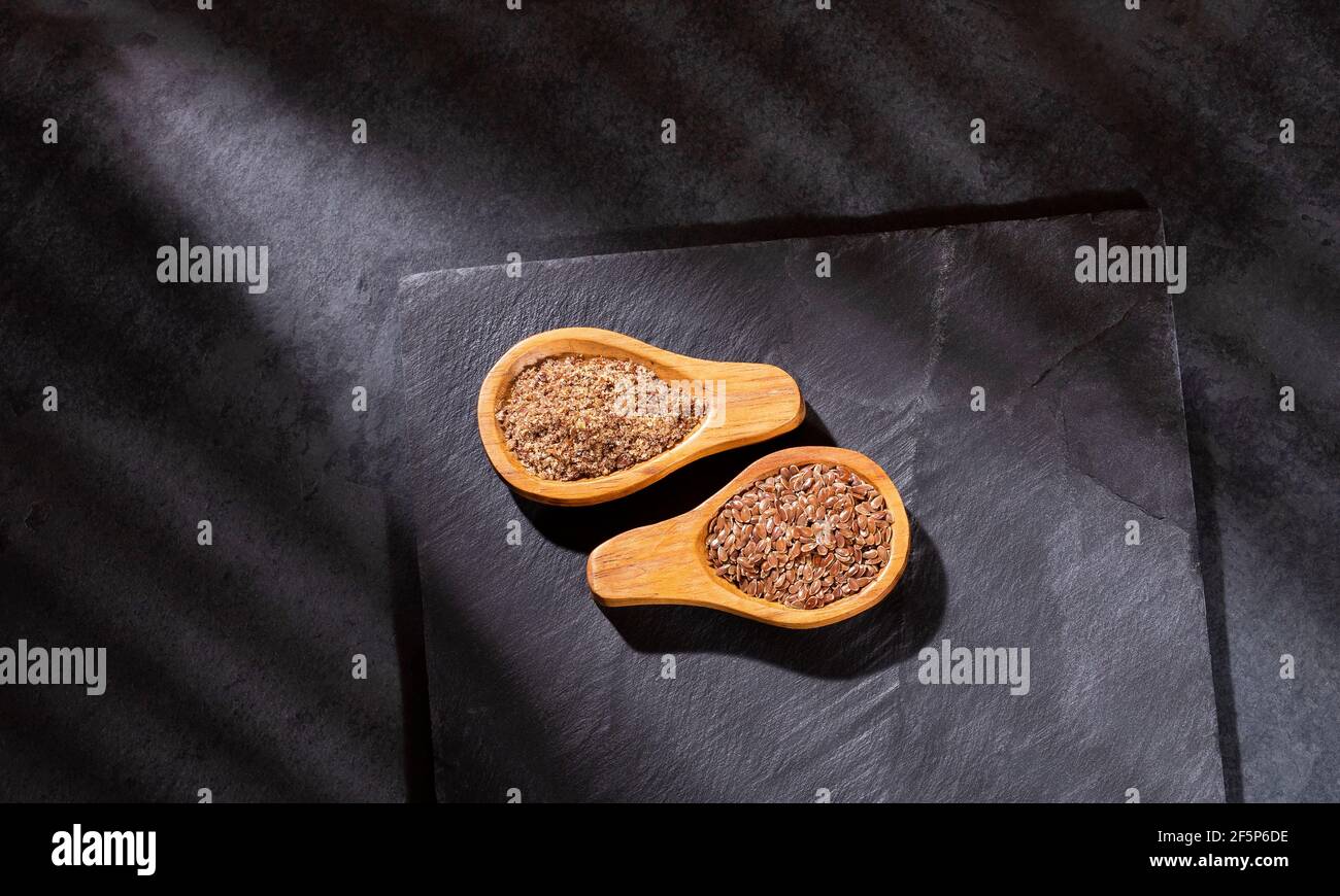 Ganze und zerkleinerte Leinsamen - Linum usitatissimum Stockfoto