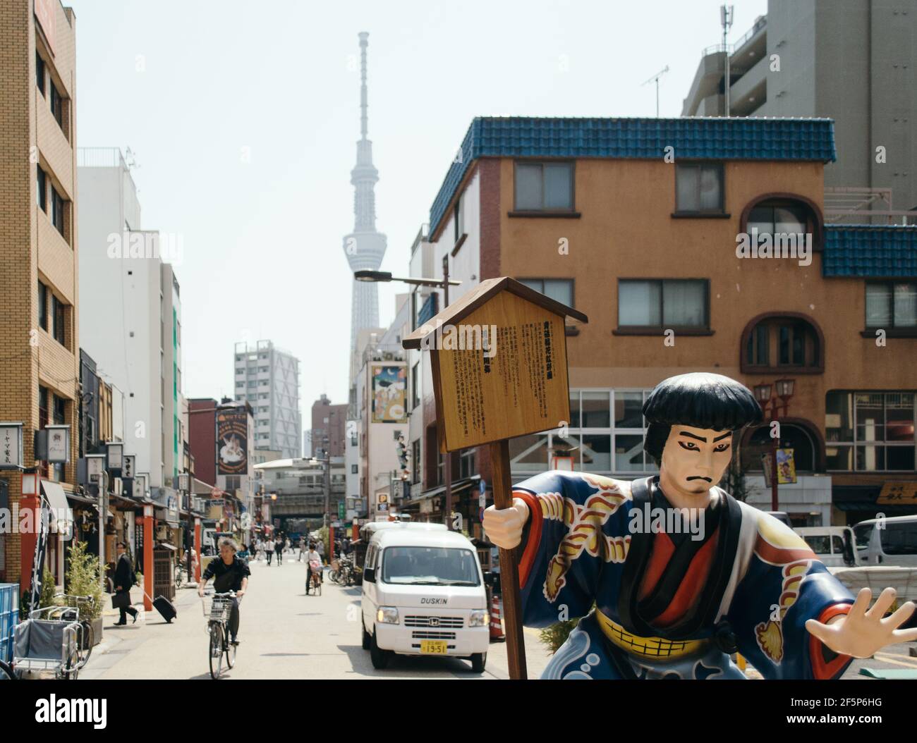 Asakusa, Tokyo, Japan - EINE Statue eines Mannes, der traditionelle japanische Samurai-Kleidung in der Nähe von Senso-ji trägt. Stockfoto