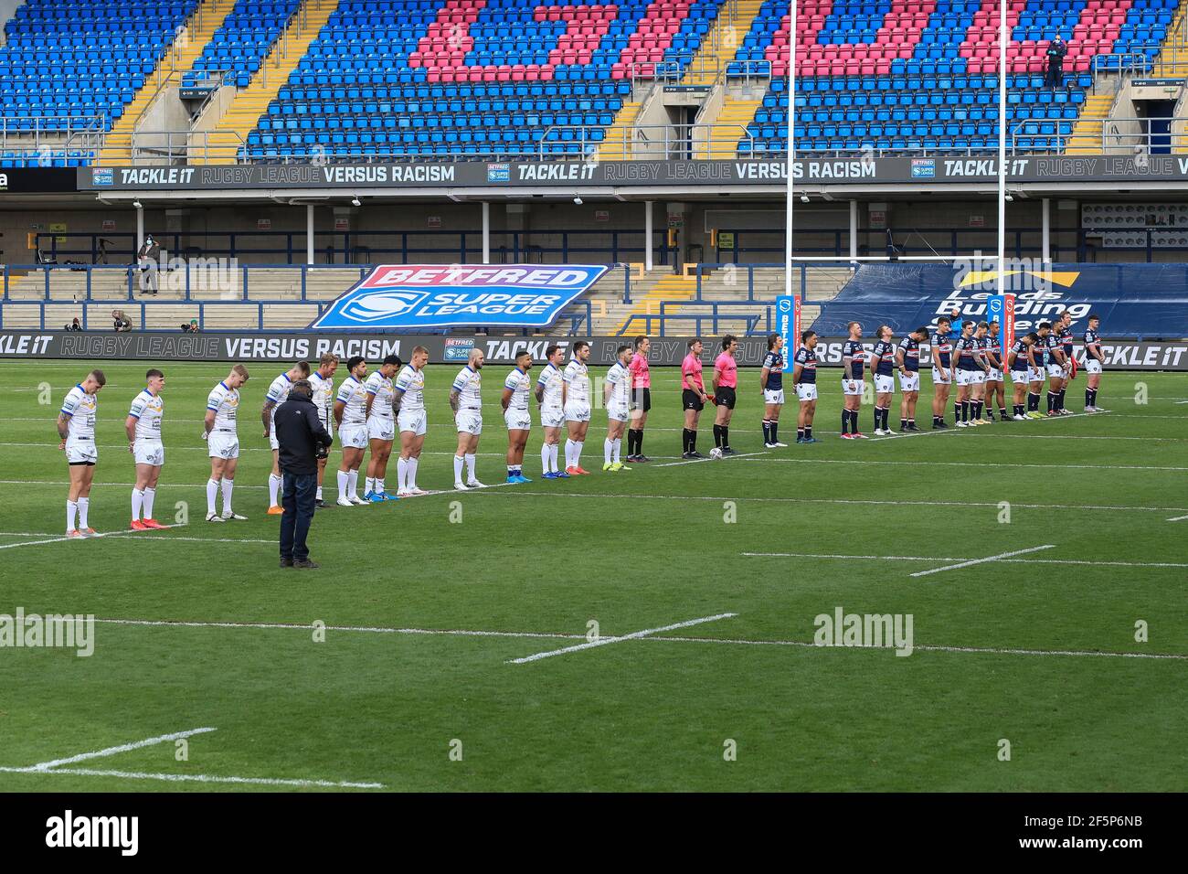 Leeds Rhinos und Wakefield Trinity Spieler alle beschlossen, nicht ein Knie vor dem Start des Spiels in, am 3/27/2021. (Foto von Mark Cosgrove/News Images/Sipa USA) Quelle: SIPA USA/Alamy Live News Stockfoto