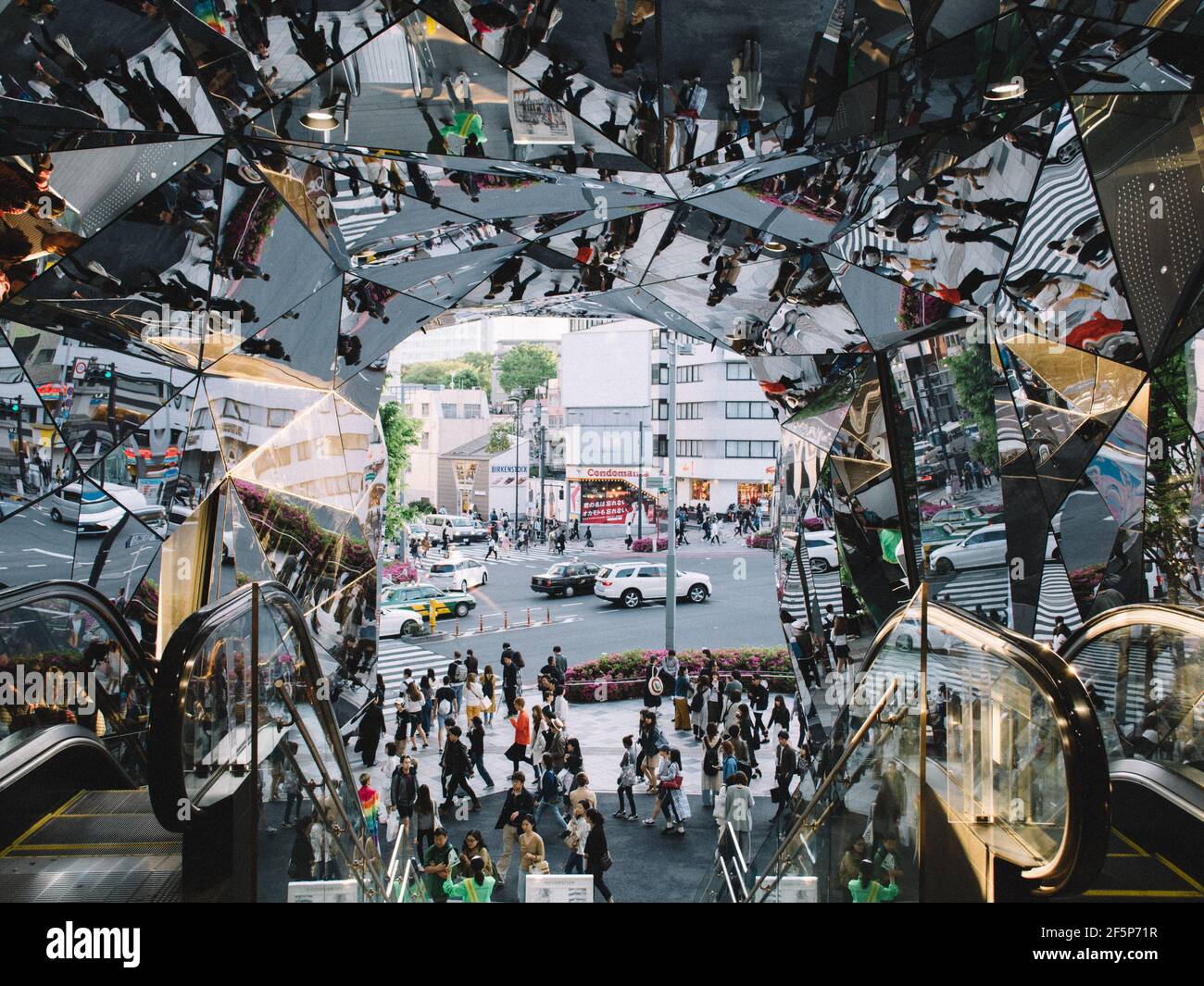 Tokio, Japan - Tokyu Plaza Omotesando Harajuku. Markant verspiegelter Eingang, bekannt als das Kaleidoskop. Stockfoto