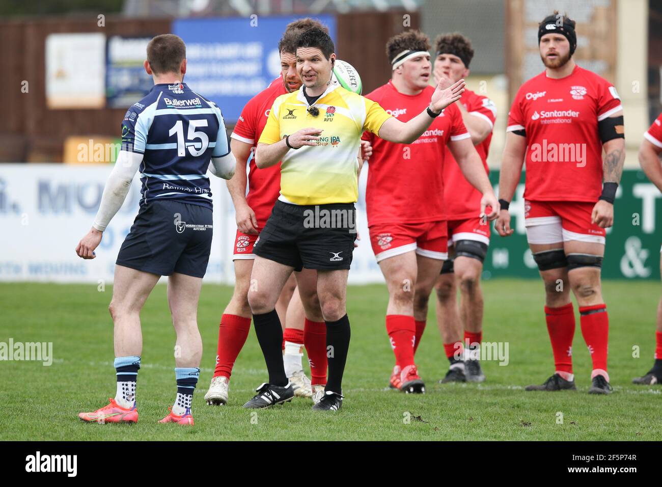 Verwirrung herrscht, als der Schiedsrichter versucht, eine Entscheidung zu erklären, dass er sich nicht sicher ist, dass Rich Lane (c) von Bedford während des Greene King IPA Championship-Spiels zwischen Bedford Blues und Jersey Reds in Goldington Road, Bedford am 27. März 2021. Foto von Ken Sparks. Nur redaktionelle Verwendung, Lizenz für kommerzielle Nutzung erforderlich. Keine Verwendung bei Wetten, Spielen oder Veröffentlichungen einzelner Vereine/Vereine/Spieler. Kredit: UK Sports Pics Ltd/Alamy Live Nachrichten Stockfoto