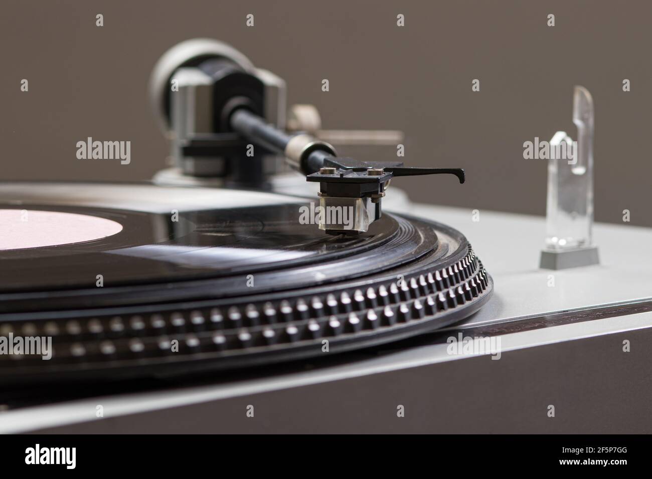 Ein alter antiker Plattenspieler mit Melodien - Grammophon. Vintage-Plattenspieler dreht sich. Stockfoto