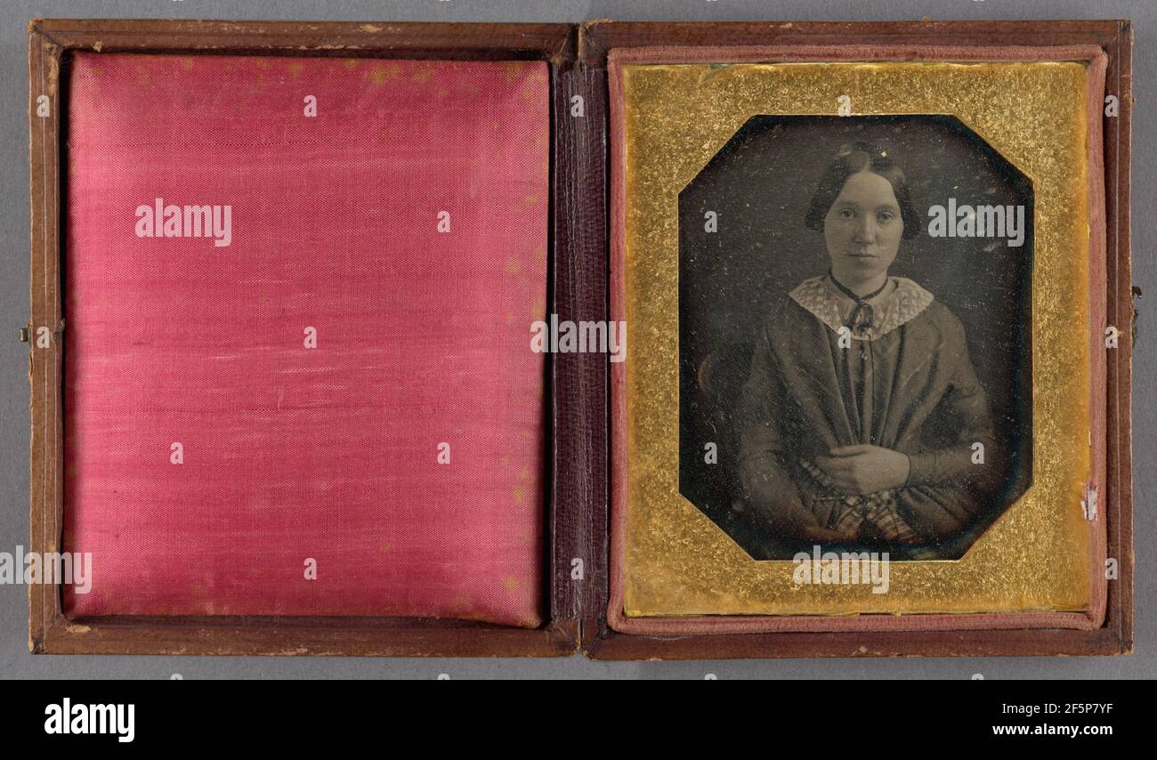 Porträt einer sitzenden Frau mit der Hand auf der Runde. Zugeschrieben William J. Shew (Amerikaner, 1820 - 1903) Stockfoto