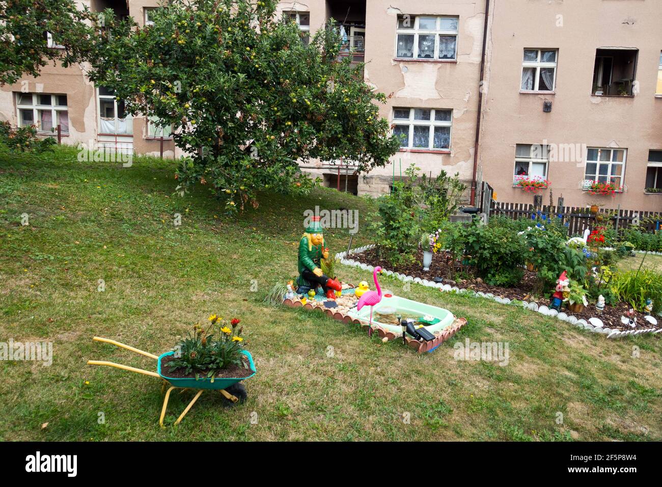 Gemeinschaftsgarten im inneren Block der Häuser Stockfoto