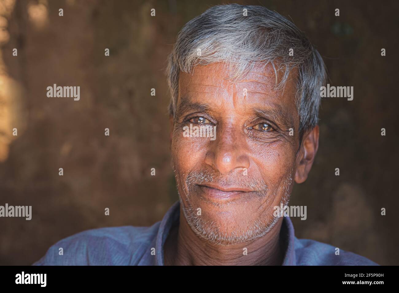 Ella, Sri Lanka - März 23 2019: Nahaufnahme eines lokalen Sri-lankischen Mannes im Dorf Ella, Sri Lanka. Stockfoto