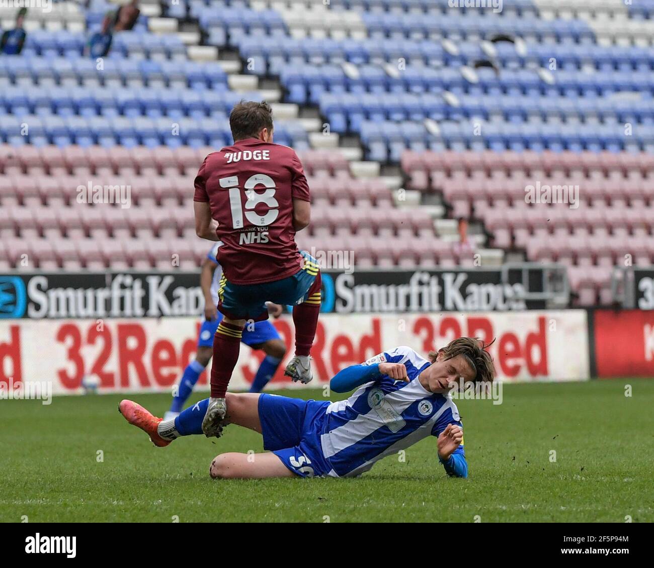 Wigan, Großbritannien. März 2021, 27th. Thelo Aasgaard #30 von Wigan Athletic fouls Alan Judge #18 von Ipswich Town in Wigan, UK am 3/27/2021. (Foto von Simon Whitehead/News Images/Sipa USA) Quelle: SIPA USA/Alamy Live News Stockfoto