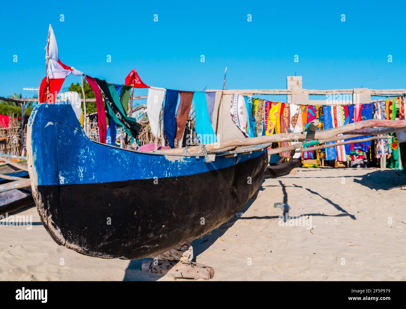 Traditionelle Outrigger Fischer Pirogue vor Anakao Küste mit bunten Pareo im Hintergrund, Indischer Ozean, Madagaskar Stockfoto
