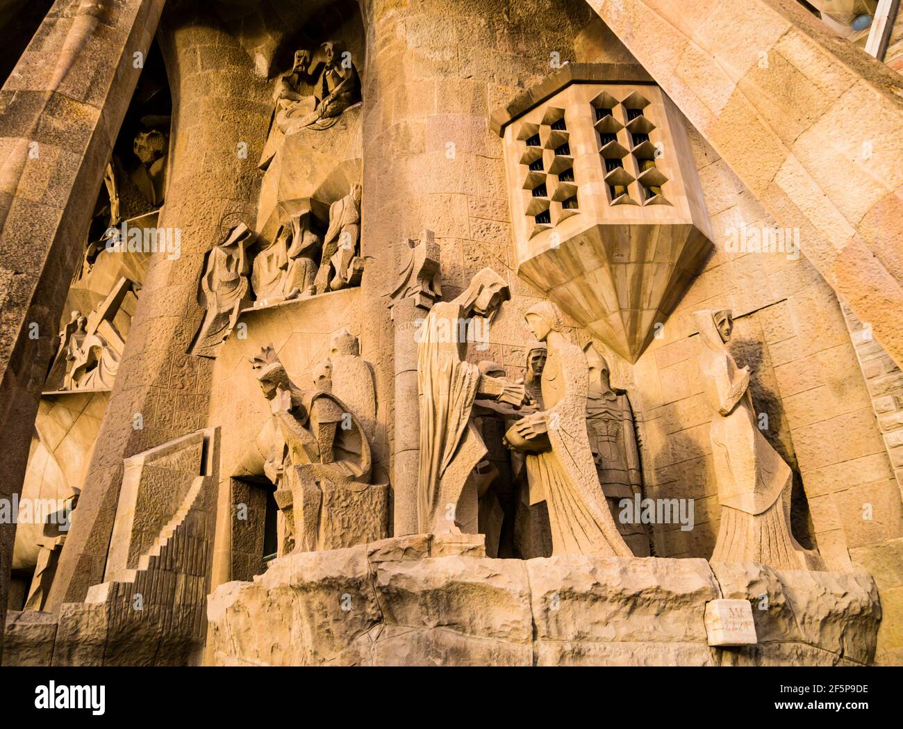 Atemberaubende Statuen, die die Passionsfassade der Sagrada Familia umragen, einer ikonischen katholischen Basilika, die von Antoni Gaudi, Barcelona, Spanien, entworfen wurde Stockfoto