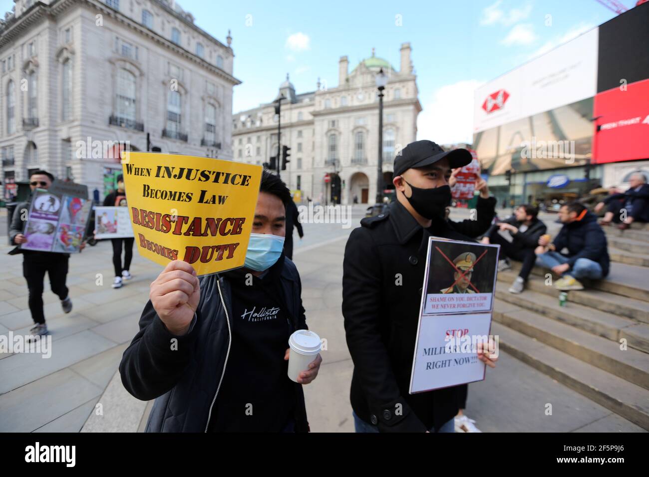 London, England, Großbritannien. März 2021, 27th. Demonstranten demonstrieren in Zentral-London gegen den Militärputsch in Myanmar. Sie versammelten sich vor der Botschaft von Myanmar in Mayfair und marschierten zum Trafalgar Square und dem Parliament Square. Kredit: Tayfun Salci/ZUMA Wire/Alamy Live Nachrichten Stockfoto