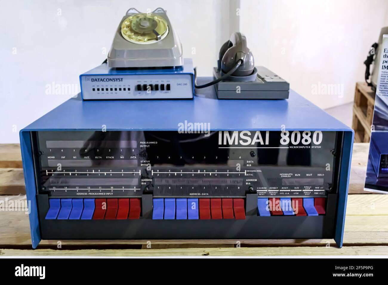 Rom, Italien - 27. April 2019: Der frühe Mikrocomputer IMSAI 8080, eines der Hacking-Tools, die von der Hauptfigur in den 1983 Film-Kriegsspielen verwendet werden. Stockfoto