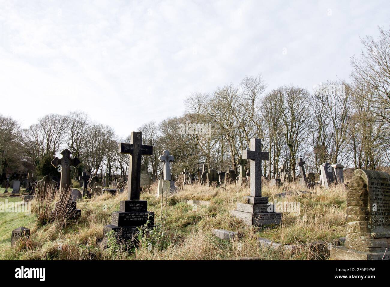 Gräber Steine auf Honley Cemetery Stockfoto