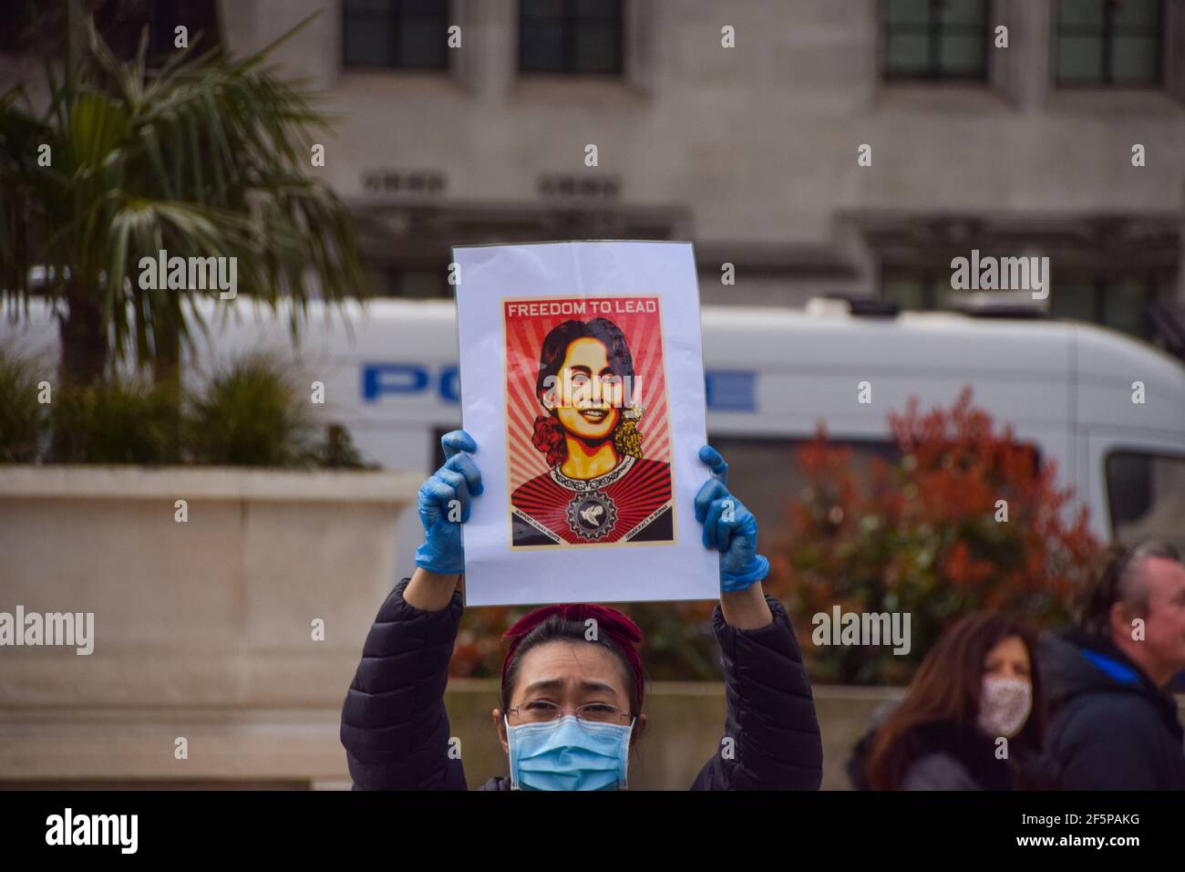 London, Großbritannien. März 2021, 27th. Ein Demonstrator hält ein Bild von Aung San Suu Kyi beim Putschprotest in Myanmar auf dem Parliament Square. Kredit: Vuk Valcic/Alamy Live Nachrichten Stockfoto