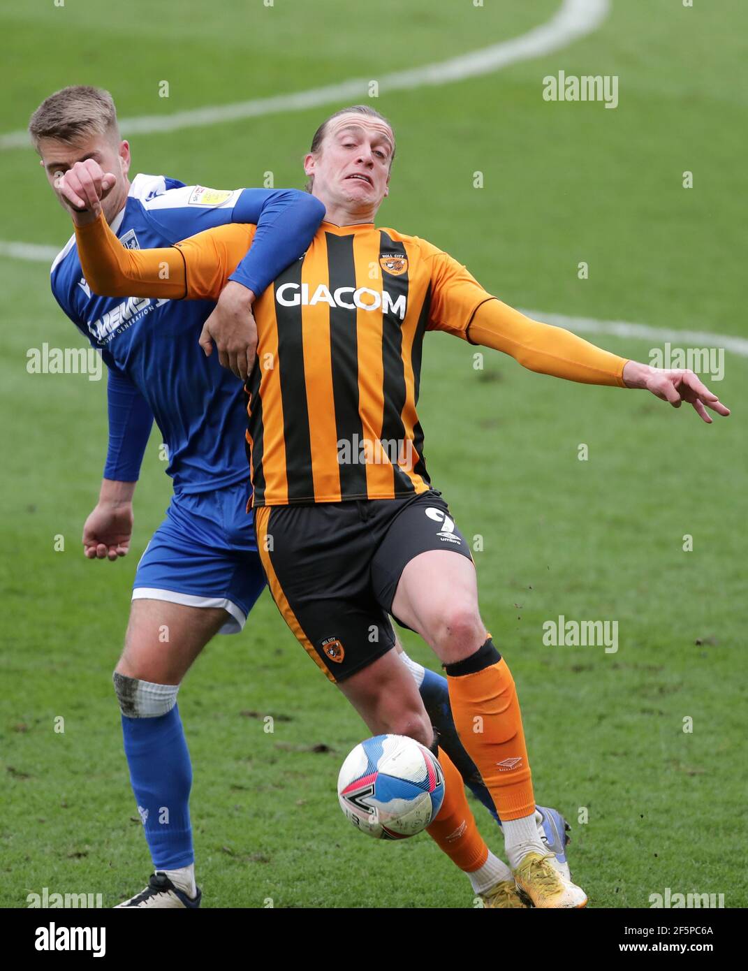 Gillinghams Jack Tucker (links) und Hull Citys Tom Eaves kämpfen während des Sky Bet League One Matches im KCOM Stadium, Kingston upon Hull, um den Ball. Bilddatum: Samstag, 27. März 2021. Stockfoto