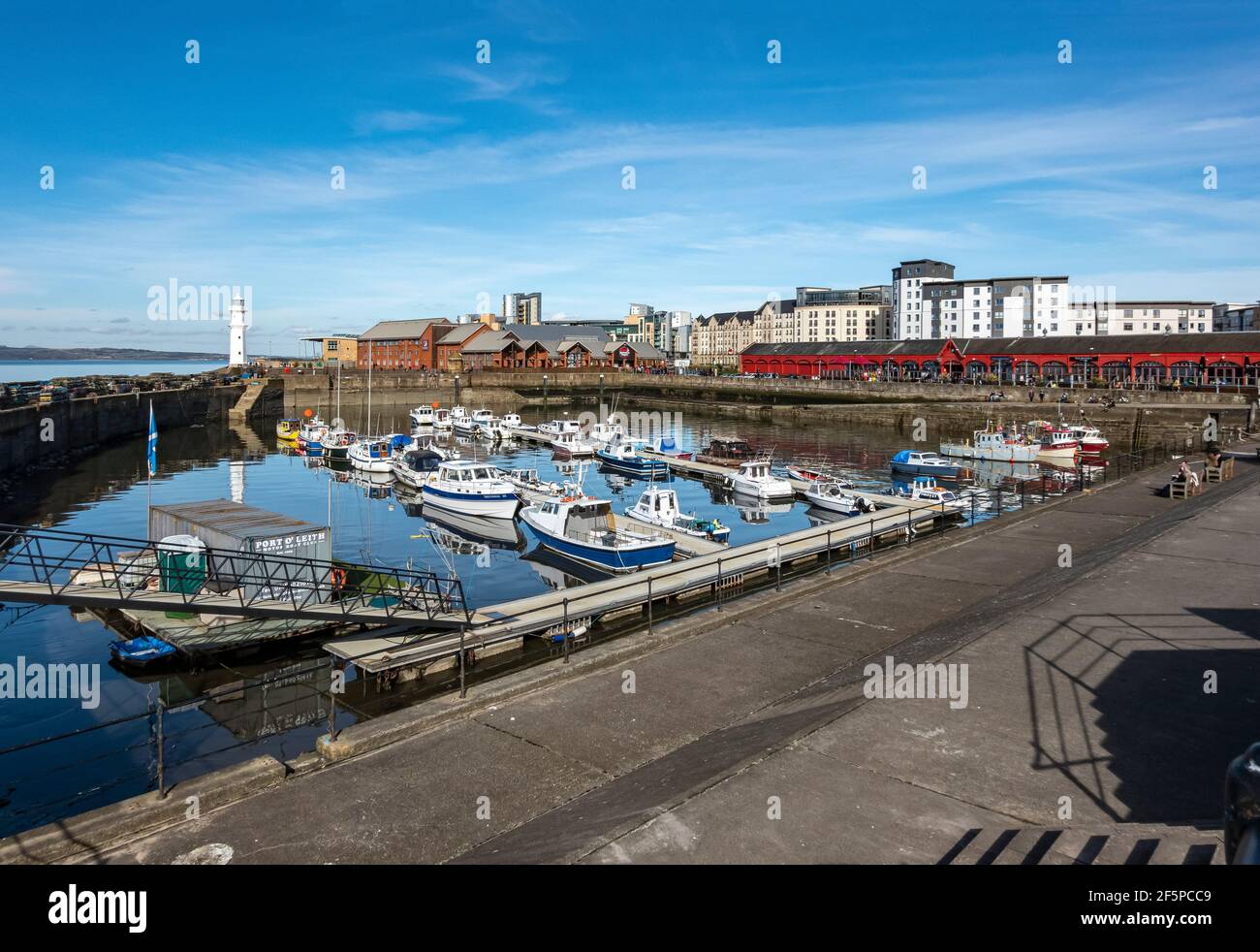 Newhaven Habour am westlichen Ende von Western Harbour Leith Docks Edinburgh Schottland mit Leuchtturm am Hafeneingang und Die Boote vertäuten bei Flut Stockfoto