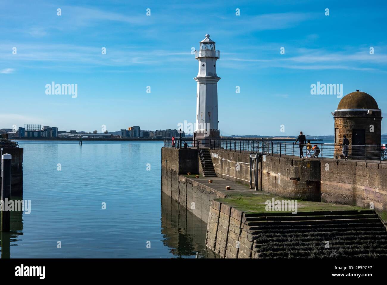 Newhaven Habour am westlichen Ende von Western Harbour Leith Docks Edinburgh Schottland mit Leuchtturm am Hafeneingang und Die Boote vertäuten bei Flut Stockfoto