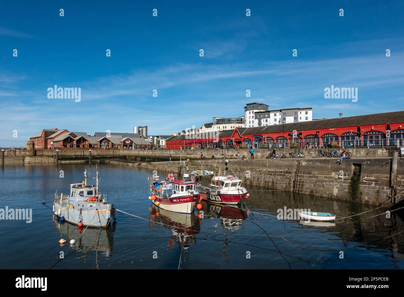Newhaven Habour am westlichen Ende von Western Harbour Leith Docks Edinburgh Schottland mit Leuchtturm am Hafeneingang und Die Boote vertäuten bei Flut Stockfoto