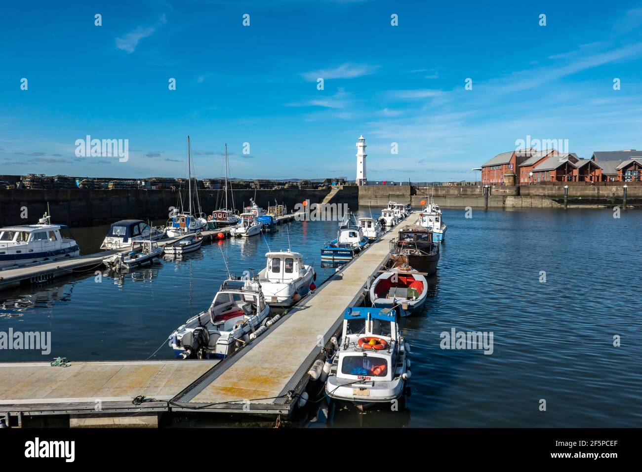 Newhaven Habour am westlichen Ende von Western Harbour Leith Docks Edinburgh Schottland mit Leuchtturm am Hafeneingang und Die Boote vertäuten bei Flut Stockfoto