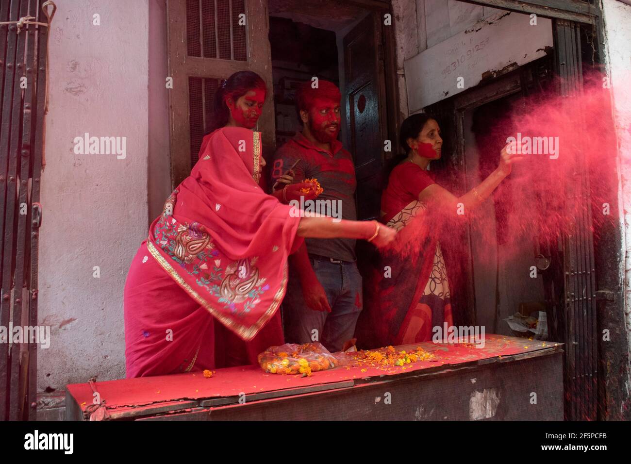 Holi ist ein altes hinduistisches Fest und ist das Fest der Farbe und Liebe. Dies wird in ganz Indien gefeiert. In der Stadt Kolkata findet jedes Jahr ein besonderer Holi-Typ statt, der 'Rolls Royce Holi' genannt wird. Nach dem indischen Kalender werden die Gottheiten an einem heiligen Tag im Monat Falgun von einem Tempel in Howrah Bagichi auf einem in Familienbesitz befindlichen Oldtimer-Rolls-Royce-Wagen genommen und die Prozession endet am Satyanarayan Jee-Tempel in Burrabazar in Kalkata. Auf dieser kurzen Reise feiern die Menschen Holi mit Farben und Blumen. (Foto von Santarpan Roy/Pacific Press/Sipa USA) Stockfoto