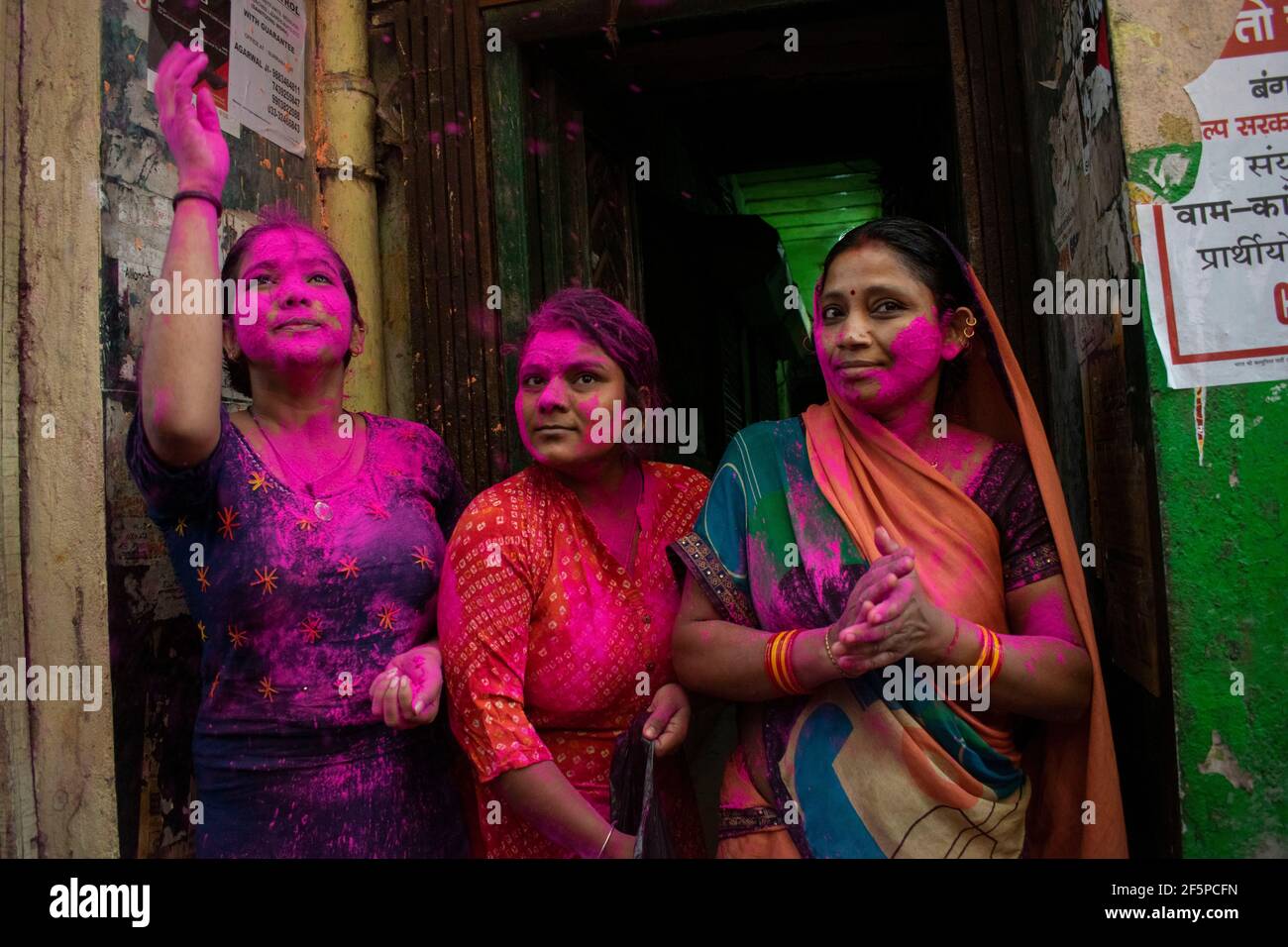 Holi ist ein altes hinduistisches Fest und ist das Fest der Farbe und Liebe. Dies wird in ganz Indien gefeiert. In der Stadt Kolkata findet jedes Jahr ein besonderer Holi-Typ statt, der 'Rolls Royce Holi' genannt wird. Nach dem indischen Kalender werden die Gottheiten an einem heiligen Tag im Monat Falgun von einem Tempel in Howrah Bagichi auf einem in Familienbesitz befindlichen Oldtimer-Rolls-Royce-Wagen genommen und die Prozession endet am Satyanarayan Jee-Tempel in Burrabazar in Kalkata. Auf dieser kurzen Reise feiern die Menschen Holi mit Farben und Blumen. (Foto von Santarpan Roy/Pacific Press/Sipa USA) Stockfoto